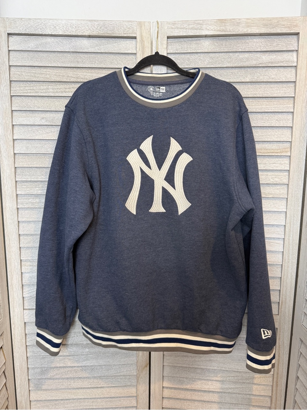 New Era Genuine Merchandise New York Yankee’s Men’s Sweater Size L Blue
